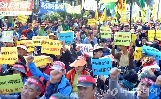 한국농업경영인 제주도연합회, 전국농민회총연맹 제주도연맹 등 20여곳 제주지역 농민단체가 24일 제주도청 정문 앞에서 한·중 자유무역협정(FTA) 협상 중단을 촉구하는 궐기대회를 하고 있다. 2014.10.24/뉴스1  <저작권자 &copy; 뉴스1코리아, 무단전재 및 재배포 금지>