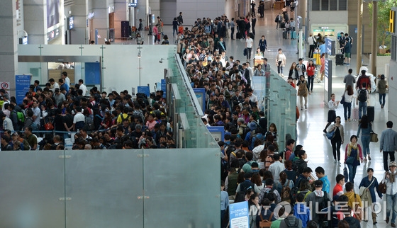 6일 오전 인천국제공항 출국장이 중국 국경절 연휴를 맞아 한국을 찾았던 중국인 관광객(요우커·遊客)들과 여행객 등으로 북새통을 이루고 있다. 2014.10.6/뉴스1  <저작권자 &copy; 뉴스1코리아, 무단전재 및 재배포 금지>
