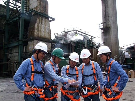 SK건설 직원들이 에콰도르 에스메랄다스 정유공장에서 현대화 공사와 관련해 논의하고 있다./사진=SK건설