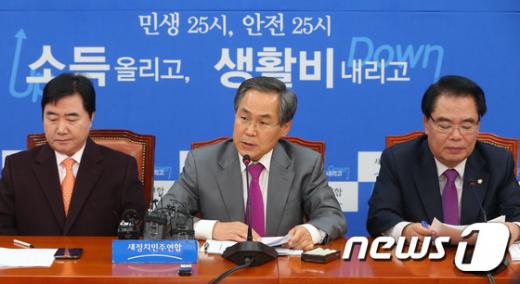 우윤근 새정치민주연합 원내대표가 11일 서울 여의도 국회에서 열린 원내대책회의에서 모두 발언을 하고 있다. 우 원내대표는 이날 회의에서 한중 자유무역협정(FTA) 체결과 관련, "국회 보고 전에 정부의 성급하고 일방적인 타결 발표는 절차상 문제가 있다"고 지적했다. 2014.11.11/뉴스1 © News1 송원영 기자