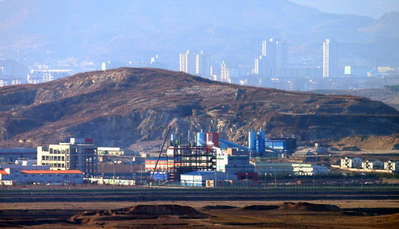 지난 2월 6일 오후 경기도 파주 도라산전망대에서 바라본 개성공단이 건물 신축공사가 벌어지는 등 활기찬 모습을 보이고 있다./사진=뉴스1