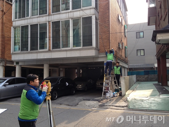 안전진단이 진행 중인 서울 송파구 백제고분로19길 인근 다가구 주택. /사진=이재윤 기자