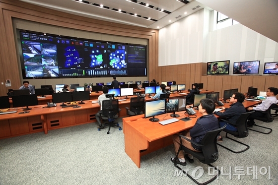 한국농어촌공사 나주 신사옥 허브존(Hub Zone)에 위치한 통합 물관리상황실에서는 국내 90여개 대형 저수지는 물론 태국 등 농어촌공사가 관리하는 세계 각국의 물관리상황을 실시간으로 확인할 수 있다./사진제공=한국농어촌공사