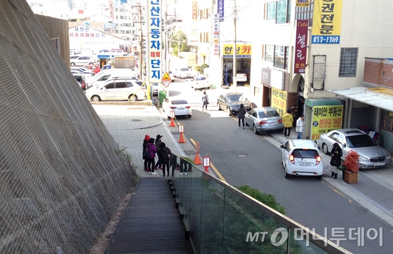 부산 금정구에 공급되는 '래미안장전' 모델하우스 출구에 이동식 중개업소인 떴다방 업자들이 몰려있다. / 사진 = 이재윤 기자