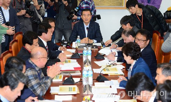 홍문표 예결위원장이 16일 오후 서울 여의도 국회에서 열린 예산결산특별위원회 예산안등조정소위에서 모두발언을 하고 있다. /사진= 뉴스1