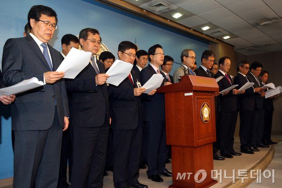 전국 국·공립대학교 총장협의회 소속 대학총장들이 지난 6월26일 오전 서울 여의도 국회 정론관에서 기성회비 대체입법을 촉구하고 있다./뉴스1
