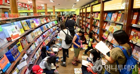 북적이는 서점./사진=뉴스1