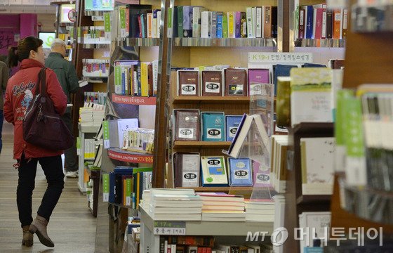 5일 오전 서울 종로구의 한 대형서점에서 시민들이 책을 고르고 있다. 오는 21일부터 도서정가제가 확대되고 도서할인율이 15% 이내로 제한된다.법제처는 11월에 새롭게 시행되는 법령 안내를 통해 출판문화산업 진흥법 개정법률이 이달 21일부터 시행된다고 예고했다. 2014.11.5/뉴스1
