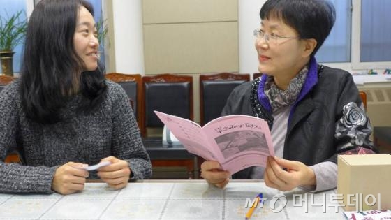 도현자 교사가 부스러기사랑나눔회의 김혜란 후원팀장에게 소식지에 대한 의견을 말하고 있다. 그는 맨 끝장의 후원자 명단까지 읽을 정도로 이 기관 소식지를 애독한다./사진=이경숙 기자