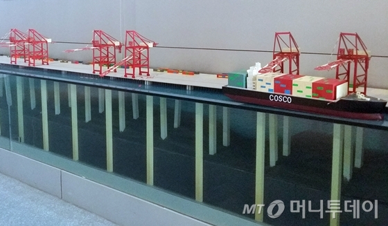 양산항은 바다 위에 기둥을 세워 그 위에 항만을 개발했다. 홍보관 내 모형물./사진= 윤일선 기자