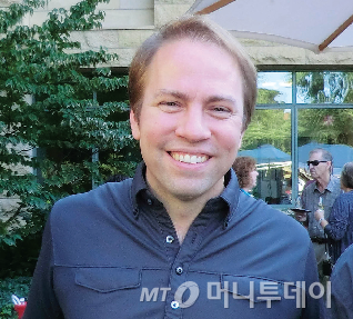 제임스 커프너가 꿈꾸는 구글 클라우드 로봇의 활용 예시. 로봇은 물체 인식, 음성 인식과 같은 무거운 기능을 탑재하기보다 클라우드 컴퓨팅을 통해 해결할 수 있다