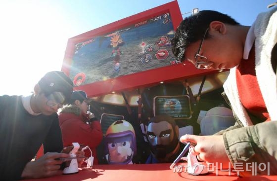 야외에 모바일게임 부스를 마련한 NHN엔터테인먼트. NHN엔터와 트리노드 외에 모바일게임만을 대상으로 한 부스는 찾아보기 어려웠다/사진=이기범 기자