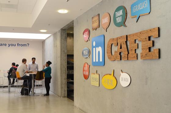 링크드인은 직원 편의를 위한 무료 카페테리아를 운영하고 있다.