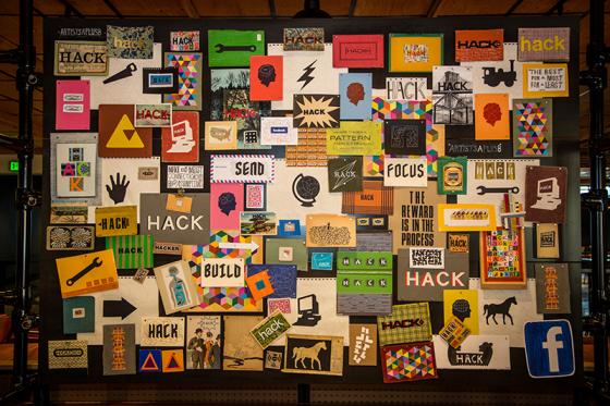 페이스북 기숙사에 장식된 포스터. 주로 집중과 핵(Hack)같은 키워드를 주제로 제작됐다.