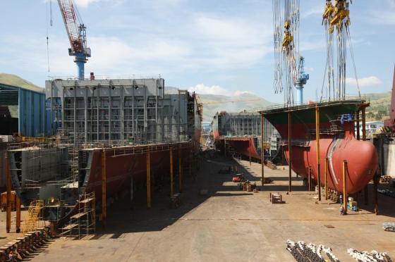 25일 한진중공업 필리핀 수빅조선소 5도크에서 5400TEU급 컨테이너선 선수(뱃머리)부분 블록이 크레인에 실려 탑재되고 있다/사진=한진중공업