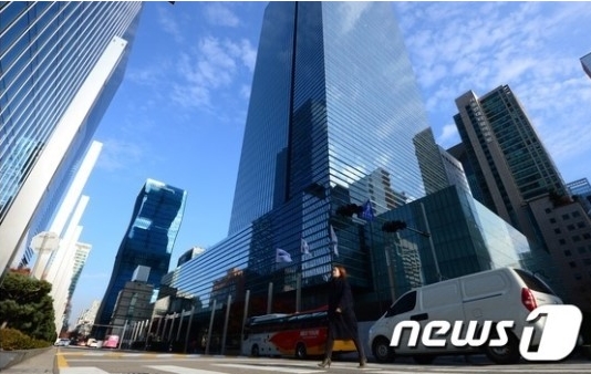 26일 매각이 결정된 삼성종합화학과 삼성토탈 등 화학 업체 계열사가 입주해 있는 삼성전자 서초사옥 건물./사진=뉴스1