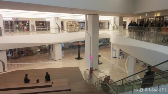 27일 재개장을 앞두고 마무리 작업이 한창 진행중인 서울 강남구 삼성동 코엑스몰 내부 모습./사진=민동훈