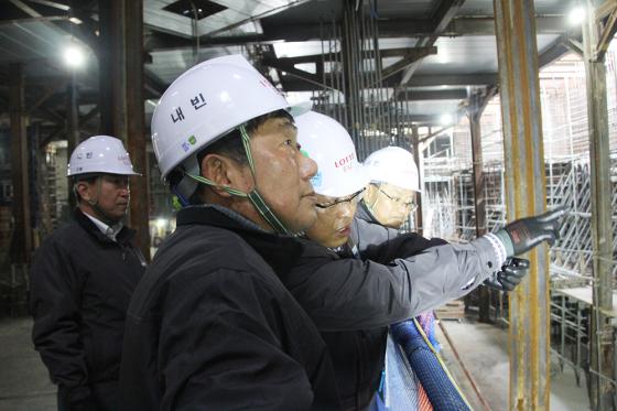 롯데건설은 27일 안전의식 강화를 위해 '현장의 날' 행사를 개최했다. 김치현 대표이사를 비롯해 100여 명의 본사 모든 임원·팀장들은 조를 나눠 국내 31개 현장을 방문했다. 김치현 대표(사진 맨 앞쪽)가 서울 중구 덕수궁 롯데캐슬 현장을 둘러보고 있다. / 사진제공=롯데건설