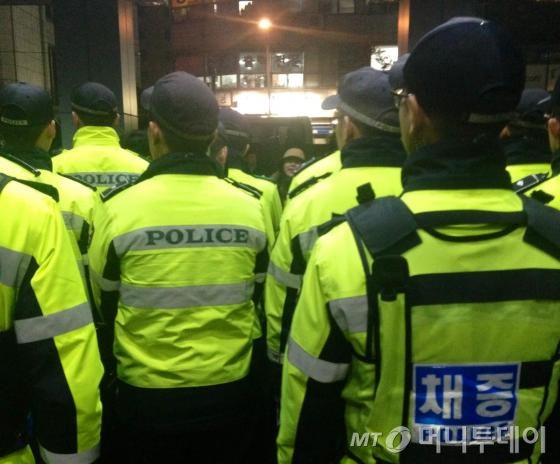 ‘성소수자 차별금지’ 조항을 반대하며 반발하는 단체들의 시청 난입 시도를 저지하기 위해 서울시청에 경찰들이 배치돼 있다./사진=남형도 기자