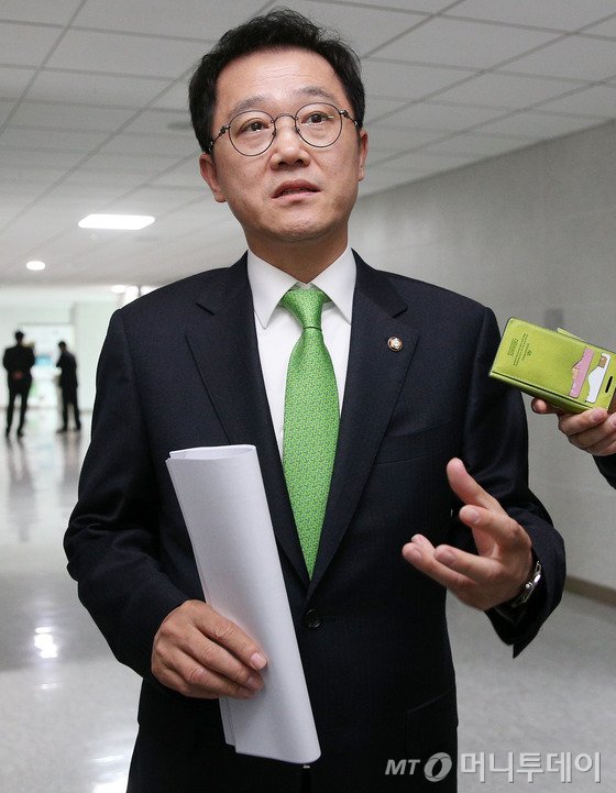 강석훈 국회 기획재정위원회 새누리당 간사가 1일 오후 서울 여의도 국회 의원회관에서 새정치민주연합 간사 윤호중 의원과 세법개정안 관련 여야 쟁점사항을 조율하고 나온 뒤 취재진의 질문에 답하고 있다./사진=뉴스1