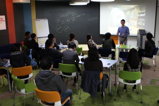 SK 미래경영연구소가 진행하는 디자인씽킹(Design Thinking) 강의 모습/사진제공=대전창조경제혁신센터