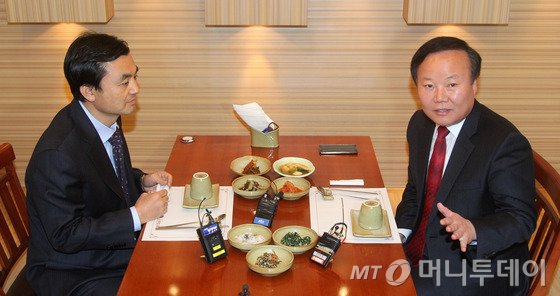 김재원 새누리당 원내수석부대표(오른쪽), 안규백 새정치민주연합 원내수석부대표가 27일 서울 여의도의 한 식당에서 누리과정 예산과 관련해 회동하고 있다. 2014.11.27/뉴스1  <저작권자 ⓒ 뉴스1코리아, 무단전재 및 재배포 금지>
