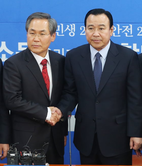 이완구 새누리당 원내대표와 우윤근 새정치민주연합 원내대표가 2일 오전 서울 여의도 국회 새정치민주연합에서 열린 새누리당-새정치민주연합 주례회동에서 손을 잡고 있다. 2014.12.2/뉴스1  <저작권자 ⓒ 뉴스1코리아, 무단전재 및 재배포 금지>