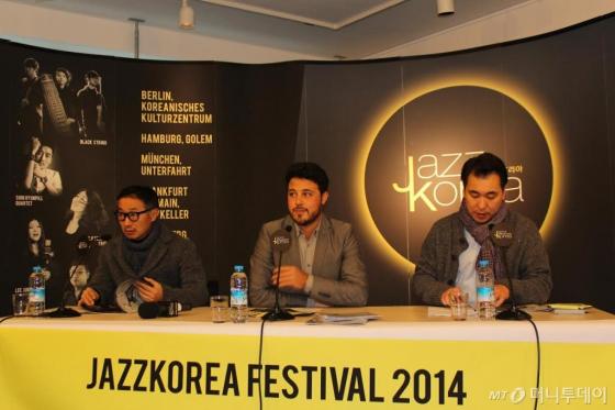 1일(현지시간) '재즈코리아 페스티벌 2014' 기자회견에 참석한 공연 관계자들. 왼쪽부터 인재진 자라섬국제재즈페스티벌 총감독, 나빌 아타사 독일 음악평론가, 이정일 독일한국문화원 문화사업팀장. /사진=베를린(독일)김고금평기자