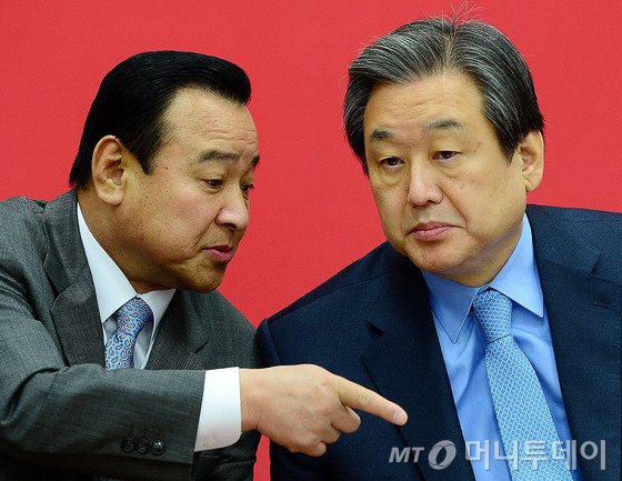 김무성 새누리당 대표(오른쪽)와 이완구 원내대표가 3일 오전 서울 여의도 국회 당대표회의실에서 열린 최고중진연석회의에서 대화를 하고 있다. 2014.12.3/뉴스1