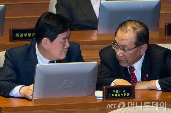 지난 2일 서울 여의도 국회에서 열린 제329회 국회(정기회) 제13차 본회의에서 최경환 경제부총리 겸 기획재정부 장관(왼쪽)과 황우여 사회부총리 겸 교육부 장관이 대화하고 있다./뉴스1