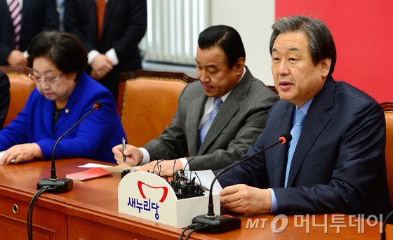 서울 여의도 국회 당대표회의실에서 열린 최고중진연석회의에서 메모를 하며 대화를 하고 있다. 2014.11.26/뉴스1 <저작권자 ⓒ 뉴스1코리아, 무단전재 및 재배포 금지>