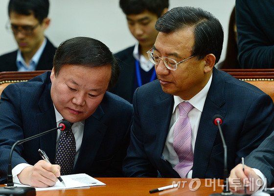 김무성 새누리당 대표가 3일 오전 서울 여의도 국회 당대표회의실에서 열린 최고중진연석회의에서 모두발언을 하고 있다.김 대표는 모두발언에서 "공무원연금 개혁, 공기업개혁, 규제개혁 등 3대 개혁은 물론 민생안정과 경제활성화를 위한 30여개 법안 등 시급한 현안이 산적해 있다"고 말했다. 2014.12.3/뉴스1 <저작권자 ⓒ 뉴스1코리아, 무단전재 및 재배포 금지>