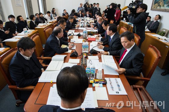 20일 서울 여의도 국회에서 홍문표 국회 예산결산특별위원회 위원장 주재로 열린 예산안등조정소위원회에서 여야 의원을 비롯한 관계부처 직원들이 예산심사를 하고 있다/ 사진=뉴스1