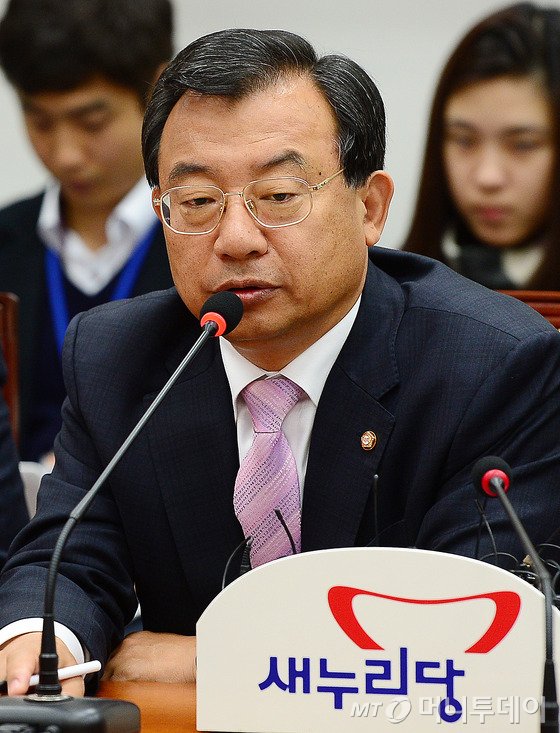 이정현 새누리당 최고위원이 26일 오전 서울 여의도 국회 당대표회의실에서 열린 최고중진연석회의에서 모두발언을 하고 있다. 2014.11.26/뉴스1 <저작권자 ⓒ 뉴스1코리아, 무단전재 및 재배포 금지>