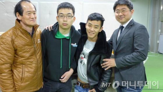 바이맘의 노경석 이사(맨왼쪽)와 김민욱 대표(맨오른쪽)이 생산관리 파트 직원들과 포즈를 취했다.부산시 사회적기업 바이맘에선 새터민 청년, 장애인, 노인 4명을 포함해 총 11명의 임직원이 일하고 있다.