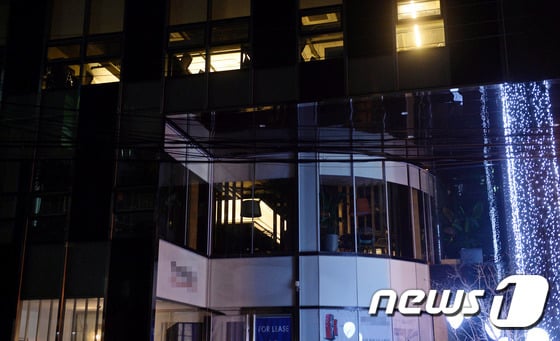 4일 오전 박근혜 대통령의 동생 박지만 EG그룹 회장의 서울 강남구 청담동 자택 앞에서 취재진들이 대기하고 있다. /사진=뉴스1