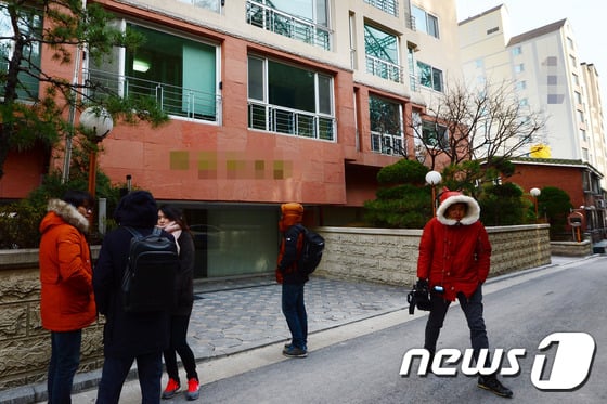 4일 오전 압수수색이 진행된 서울 강남구 J중식당 내부 모습. 수사관들이 보이지 않는 가운데 정상영업을 이어가고 있었다. /사진=박소연 기자
