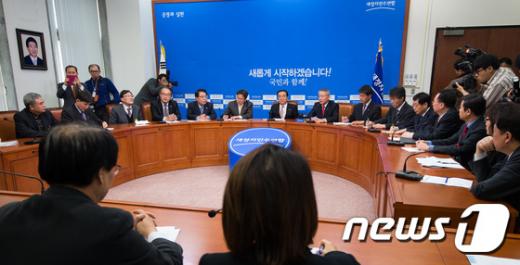 안양옥 한국교원단체총연합회 회장이 4일 서울 여의도 국회에서 열린 공적연금 개혁 관련 새정치민주연합 문희상 비상대책위원장 등 지도부와의 간담회에서 모두발언을 하고 있다. 2014.12.4/뉴스1 © News1 유승관 기자