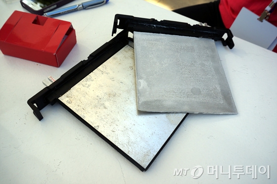 피너지사의 알루미늄 전지에 들어가는 알루미늄 판. 무게 1㎏의 알루미늄 판이 들어가며 사용후(오른쪽)에는 화학반응으로 두꼐가 줄어든다. /사진=김훈남 기자