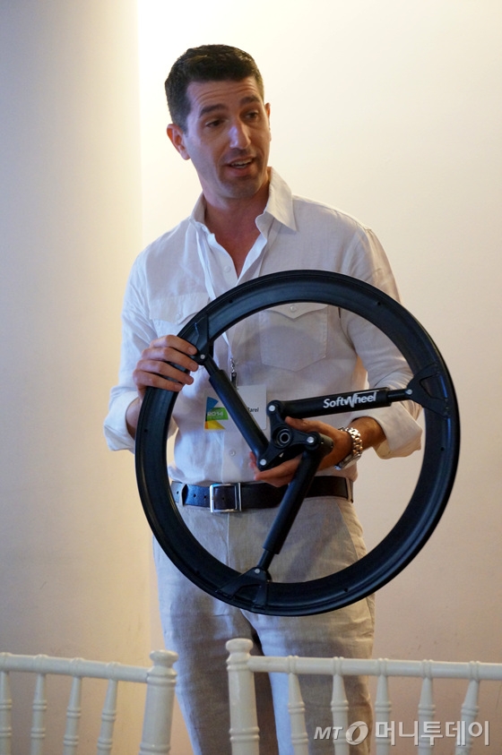 다니엘 바렐 소프트휠 CEO가 자사 제품의 작동원리를 설명하고 있다. /사진=김훈남 기자