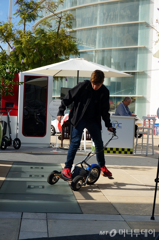 4일 낮(현지시간) 이스라엘 텔아비브 하비마 문화센터를 찾은 시민들이 전시된 1인 운송수단을 체험하고 있다. /사진=김훈남 기자