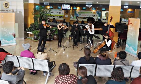 올림푸스한국은 병원에 직접 찾아가 환자와 그 가족 등을 위한 '힐링콘서트'를 지난 2월부터 꾸준히 진행하고 있다. /사진제공=올림푸스한국