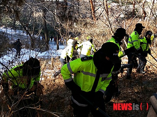 4일 오후 1시3분께 경기 수원시 팔달구 팔달산 등산로에서 토막난 시신 일부로 추정되는 물체가 발견돼 경찰이 수사에 나섰다. 5일 오전 경찰이 현장 주변을 집중 수색하고 있다. /사진=뉴시스