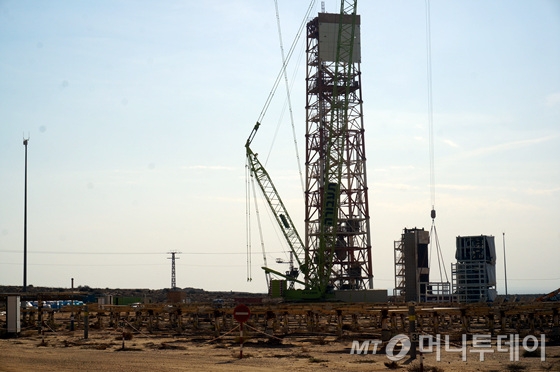 이스라엘 스타트업 기업 브라이트소스가 로템 인더스트리얼 파크 안에 태양광 에너지 활용 시설을 건설 중이다. 이 시설은 지면에 거울을 설치, 태양광을 높이 76m 탑에 모으는 방식으로 설계돼 있다. /사진=김훈남