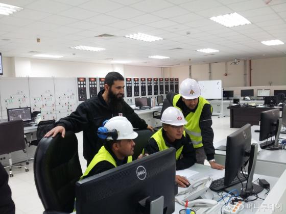 통제실에서 설비를 점검하는 현지 직원들/사진=한전