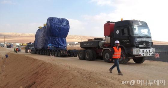 발전기 운반 장면/사진=한전