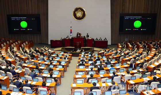 9일 오전 서울 여의도 국회에서 열린 본회의에서 일명 송파세모녀법 중 하나인 사회보장급여의 이용-제공 및 수급권자 발굴에 관한 법률안이 재석 213인, 찬성 211인, 반대 0인, 기권 2인으로 통과되고 있다. 2014.12.9/뉴스1 <저작권자 ⓒ 뉴스1코리아, 무단전재 및 재배포 금지>
