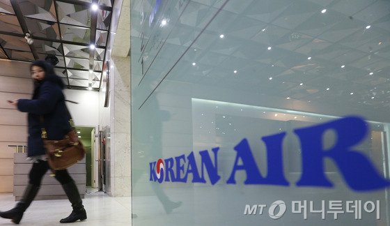 대한항공 조현아 부사장이 지난 5일 이륙 전의 항공기를 탑승구 게이트로 되돌린 사건에 대해 조종사 노동조합이 9일 성명을 내고 "조 부사장을 비롯한 경영진이 책임져야 한다"고 강조했다. 대한항공 조종사 노조는 이날 성명에서 "조 부사장의 불미스러운 사건에 대해 사측은 제대로 책임지는 모습을 보이지 않고 있다"면서 "회사는 사과문에서 조 부사장의 중대한 과실을 덮으려고 승무원에게 책임을 전가하고 있다"고 비판했다. 국회에서 열린 국민안전혁신 특별위원회 전체회의에서는 서승환 국토교통부 장관이 "대한항공 조현아 부사장이 항공기를 되돌려 승무원을 내리게 한것과 관련해 적법성 여부를 철저하게 조사할 것이다"라고 밝혔다. 사진은 이날 오후 서울 중구 서소문동 대한항공 빌딩 로비 모습. 2014.12.9/뉴스1 <저작권자 ⓒ 뉴스1코리아, 무단전재 및 재배포 금지>