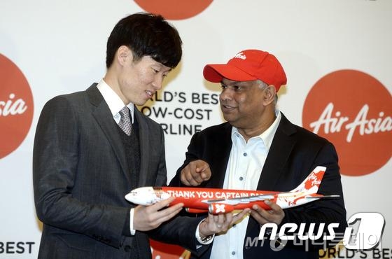 토니 페르난데스 에어아시아 그룹 회장(오른쪽)이 10일 서울 중구 웨스틴조선호텔에서 열린 에어아시아 기자간담회에서 박지성 JS파운데이션 이사장에게 헌정항공기 모형을 전달하고 있다. 에어아시아는 박지성의 홍보대사 임명을 기념해 한국출발 모든 직항노선에서 항공요금 0원 (세금 및 유류할증료 별도) 프로모션을 진행한다고 밝혔다./사진=뉴스1