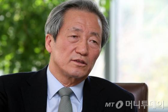 정몽준 전 새누리당 의원(64)은 지난 10일(현지시간) 사우디아라비아 제다사우스 화력발전소 건설현장을 방문해 직원들로부터 현황 브리핑을 받았다. /사진=임성균 기자